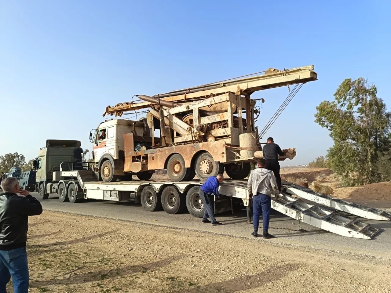 "المياه" تضبط حفارة مخالفة بالأزرق