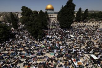 الاحتلال يعتقل إمام المسجد الأقصى من داخل باحاته