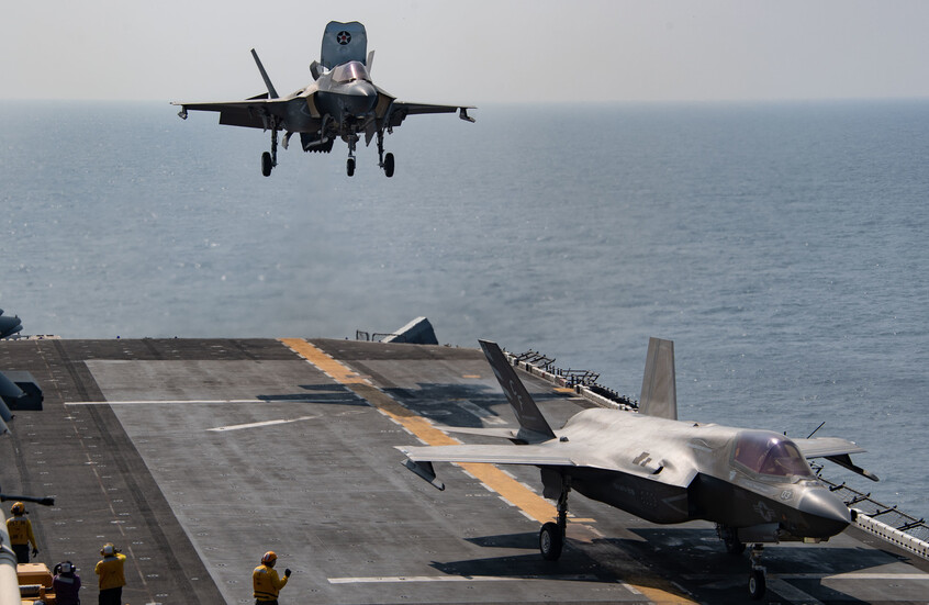 صورة حول : أكثر من 50 مقاتلة أميركية تصل الشرق الأوسط خلال 24 ساعة أكثر من 50 مقاتلة أميركية تصل الشرق الأوسط خلال 24 ساعة