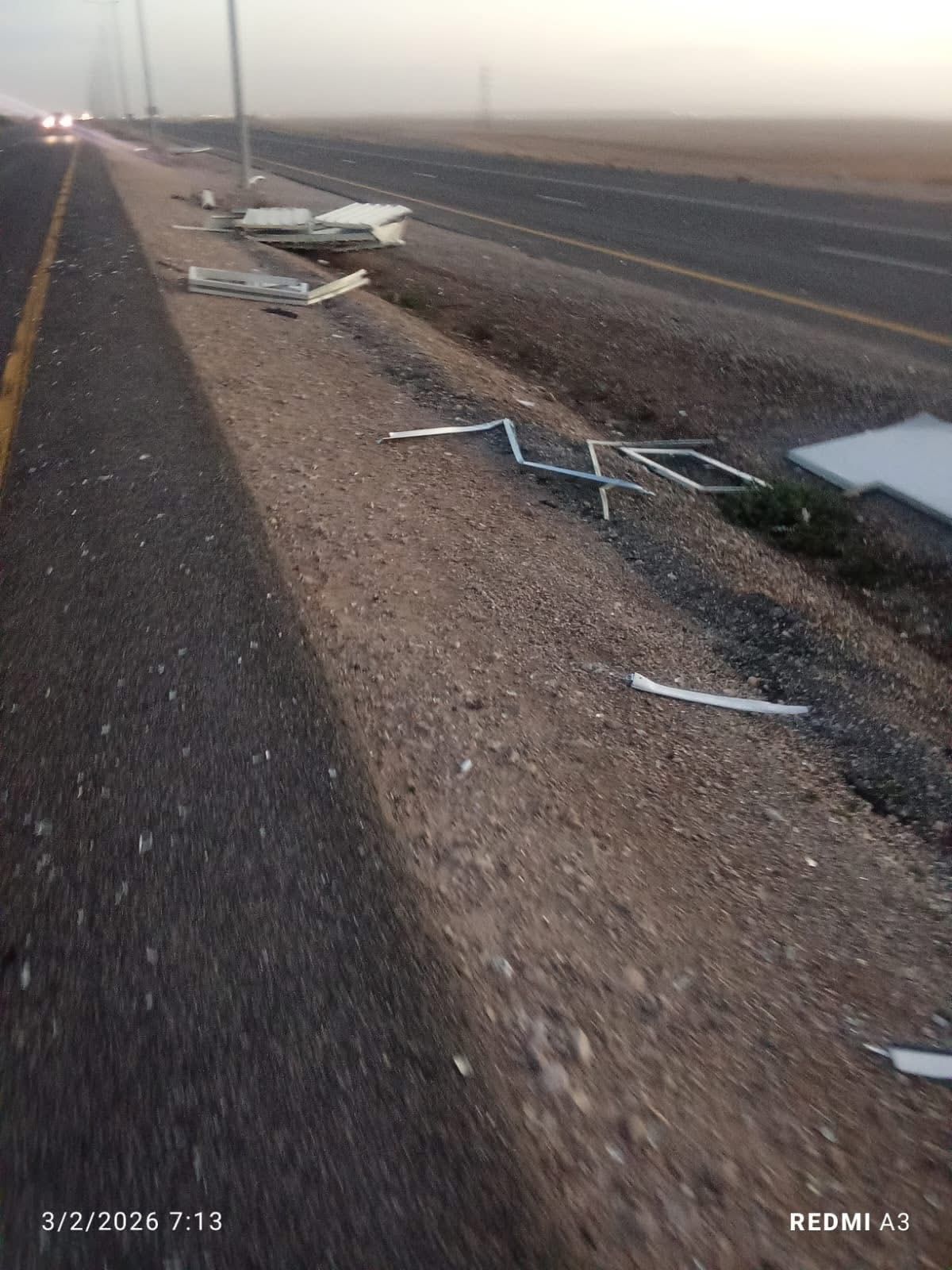 الدوريات الخارجية تتعامل مع عائق مروري على الطريق الصحراوي