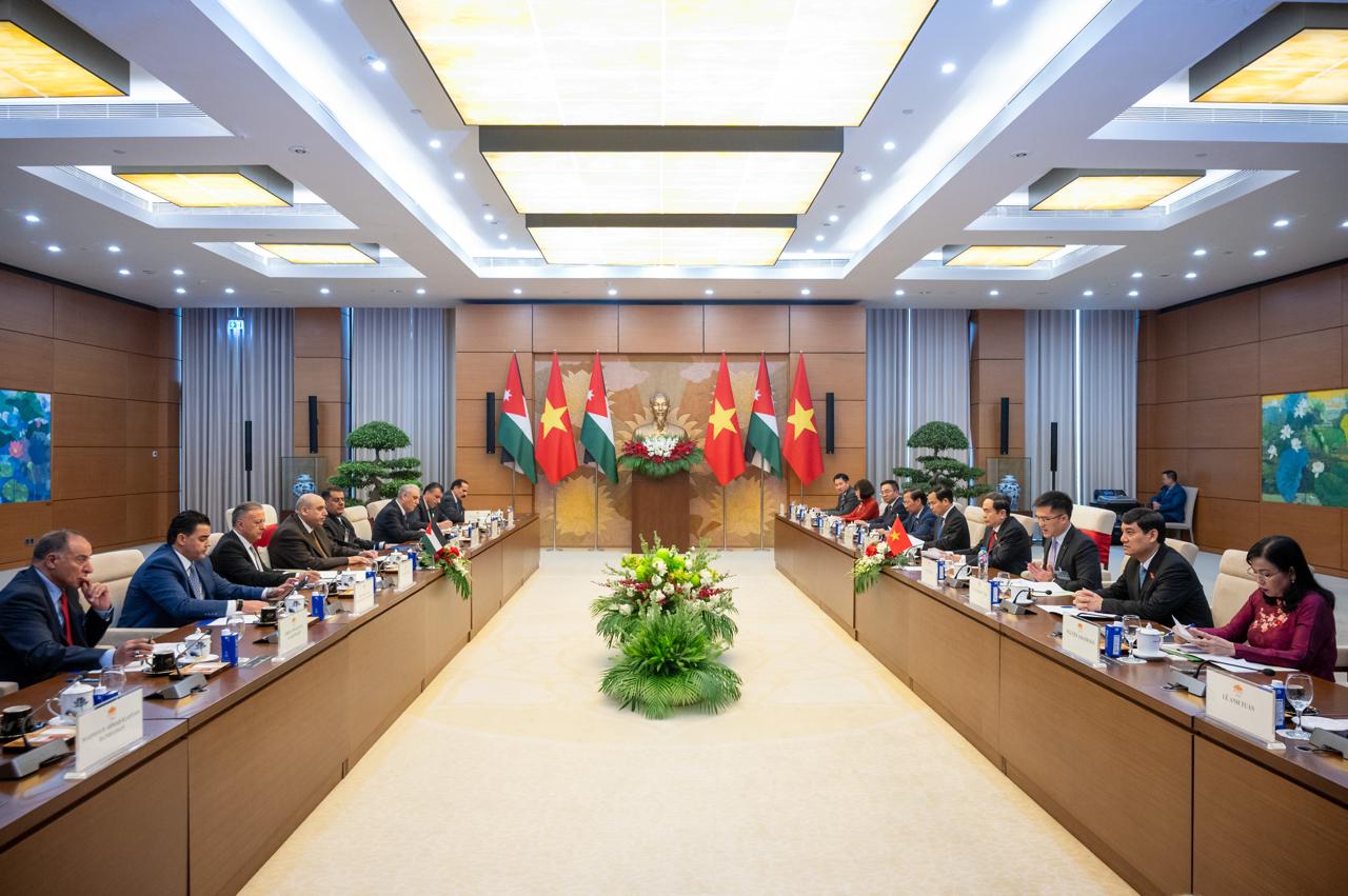 القاضي ورئيس الجمعية الوطنية الفيتامي يبحثان سبل التعاون البرلماني