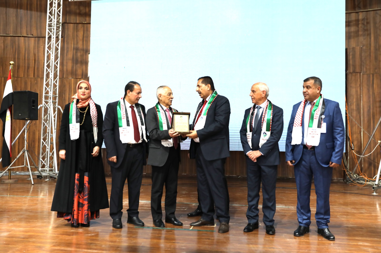 بالفيديو والصور .. العيسوى يرعى احتفال جامعة جدارا بعيد ميلاد قائد الوطن