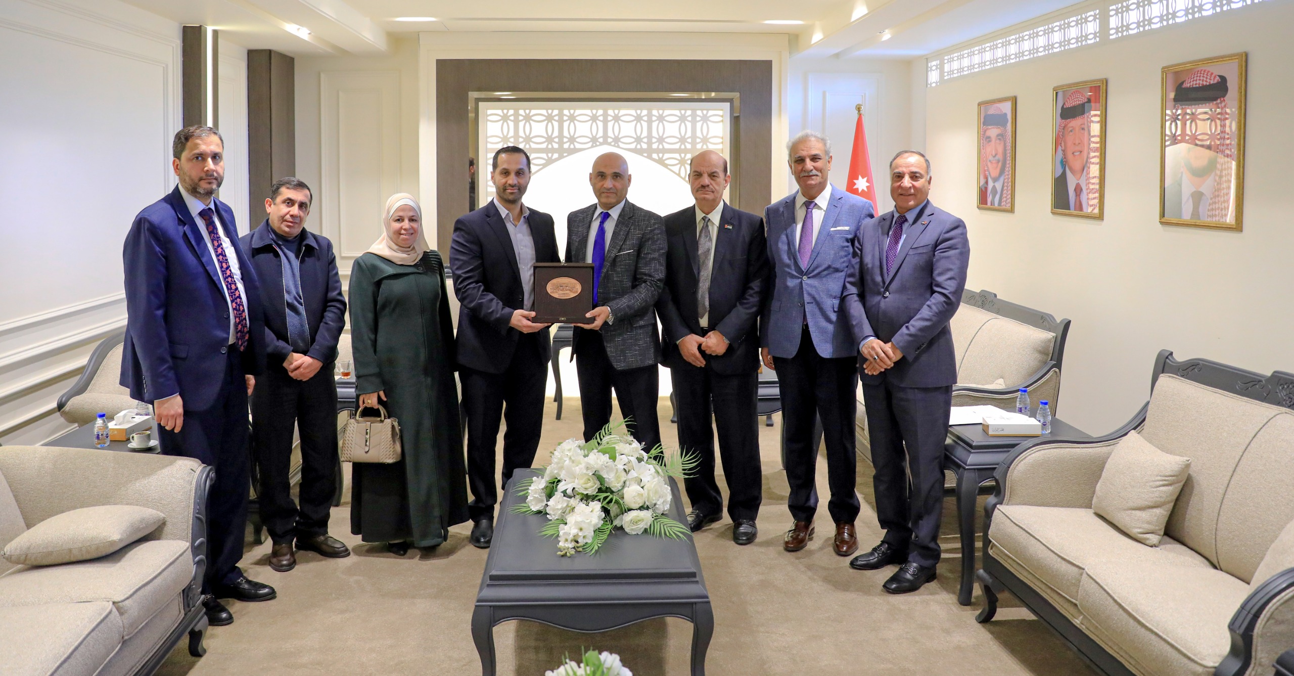 "الصحة النيابية" "تكرّم الدكتور عامر وريكات تقديراً لجهوده الإنسانية