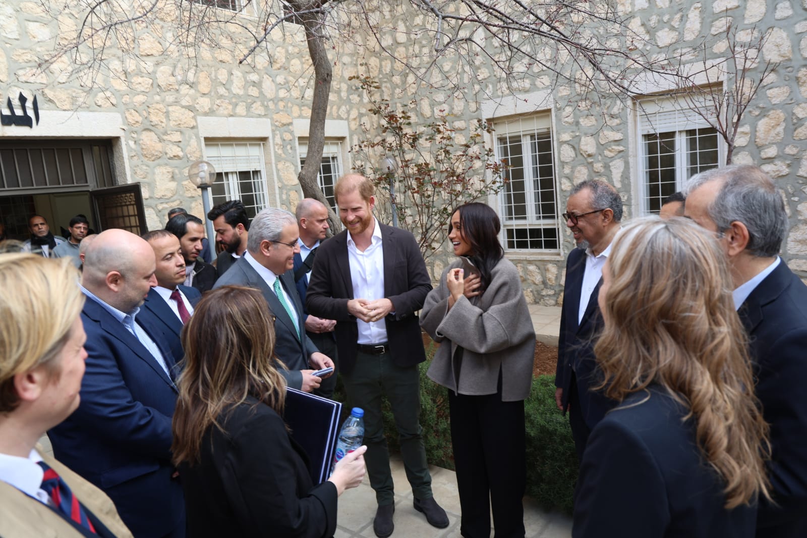 صورة حول : البدور يصطحب الأميران هاري وميغان ومدير منظمة الصحة العالمية في جولة داخل مركز علاج الإدمان البدور يصطحب الأميران هاري وميغان ومدير منظمة الصحة العالمية في جولة داخل مركز علاج الإدمان