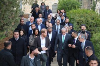 البدور يصطحب الأميران هاري وميغان ومدير منظمة الصحة العالمية في جولة داخل مركز علاج الإدمان