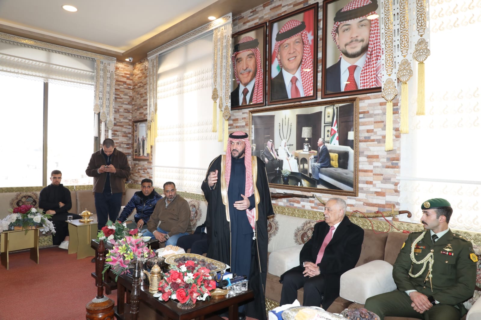 **مندوبا عن الملك وولي العهد… العيسوي يعزي عشيرتي الحويان وأبو الريش**