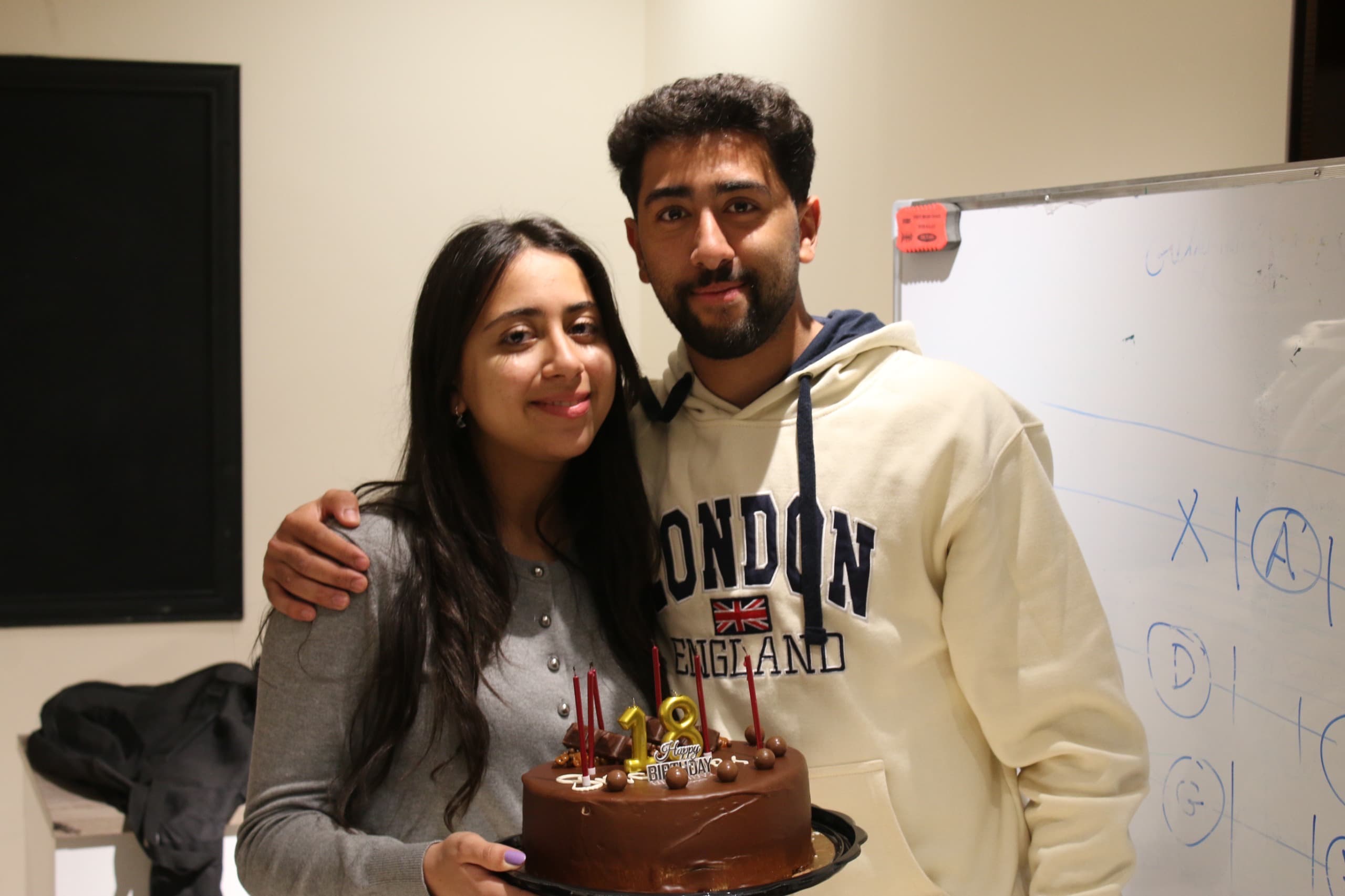 فرح أبو قاعود تحتفل بعيد ميلادها الثامن عشر