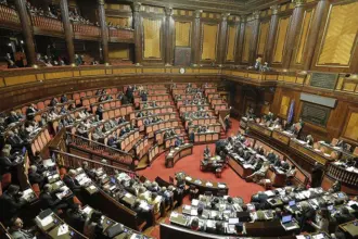 إيطاليا تقر مشروع قانون يسمح بفرض حصار بحري للمهاجرين