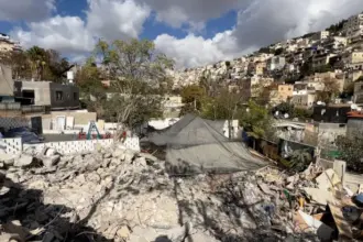 الاحتلال يخطر حي البستان