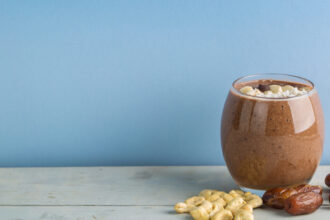 كوب التمر باللبن يعيد النشاط للجسم بعد الإفطار