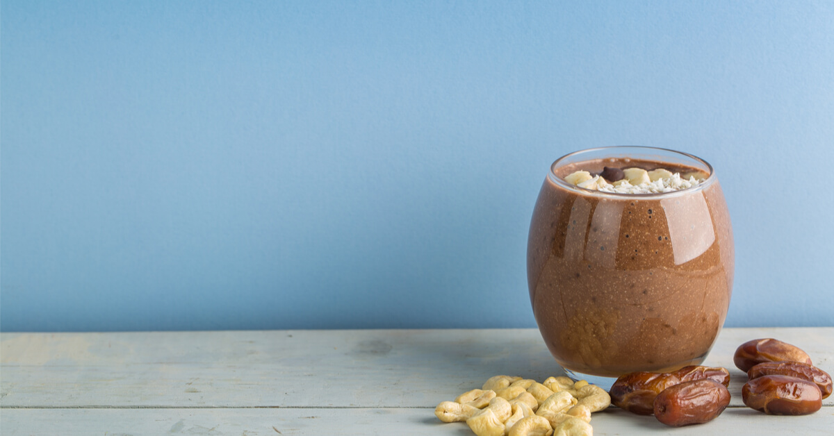 كوب التمر باللبن يعيد النشاط للجسم بعد الإفطار