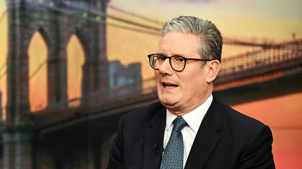 ستارمر يسعى لتوسيع صلاحيات تنظيم الإنترنت لحماية الأطفال