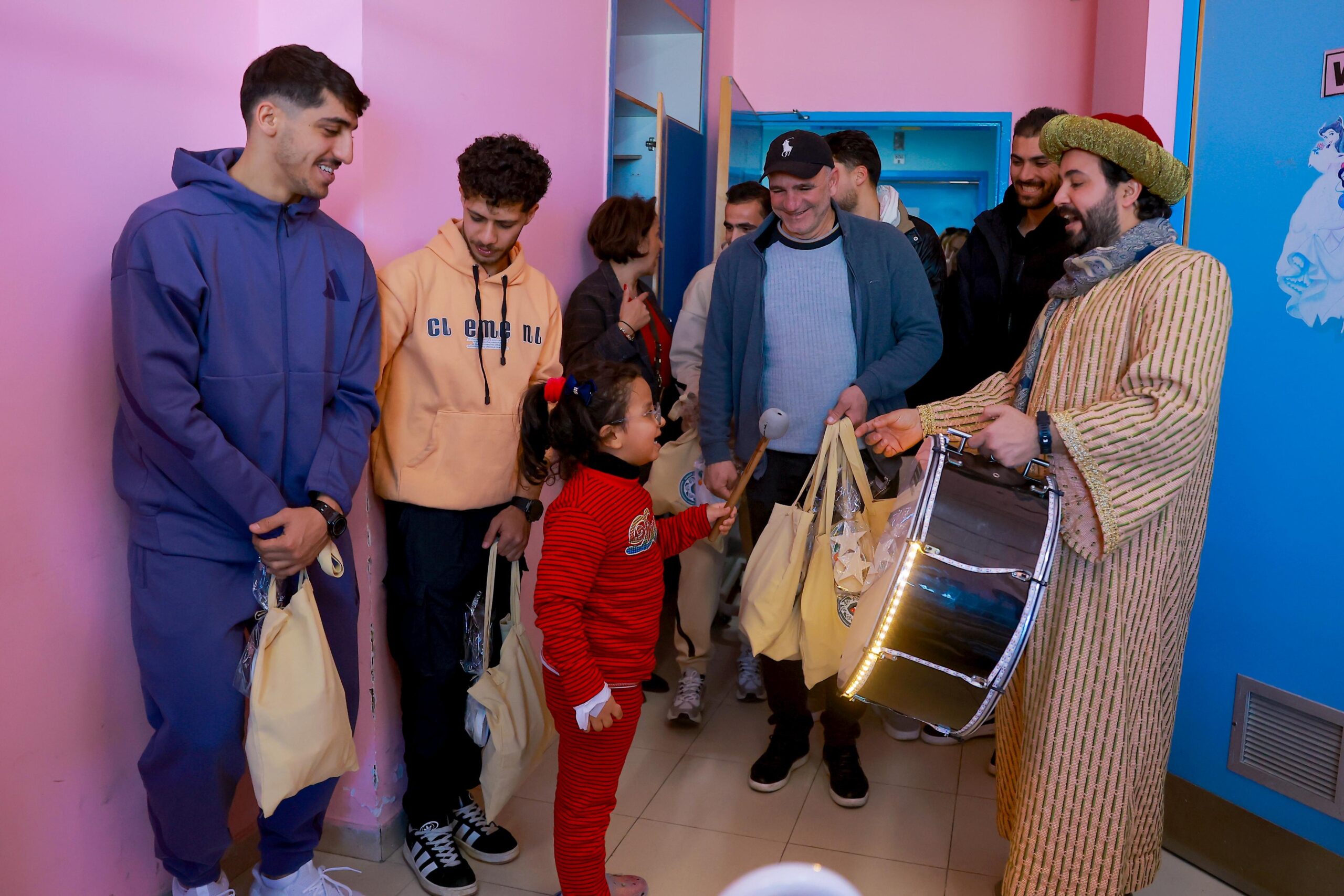 نجوم الرياضة الأردنية يشاركون رابطة اللاعبين في زيارة مرضى قسم الأطفال بمستشفى الأمير حمزة