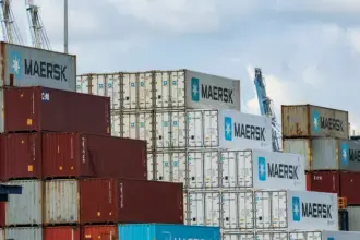 ميرسك تعلق رحلات الشحن بين أوروبا والشرق الأوسط مؤقتاً