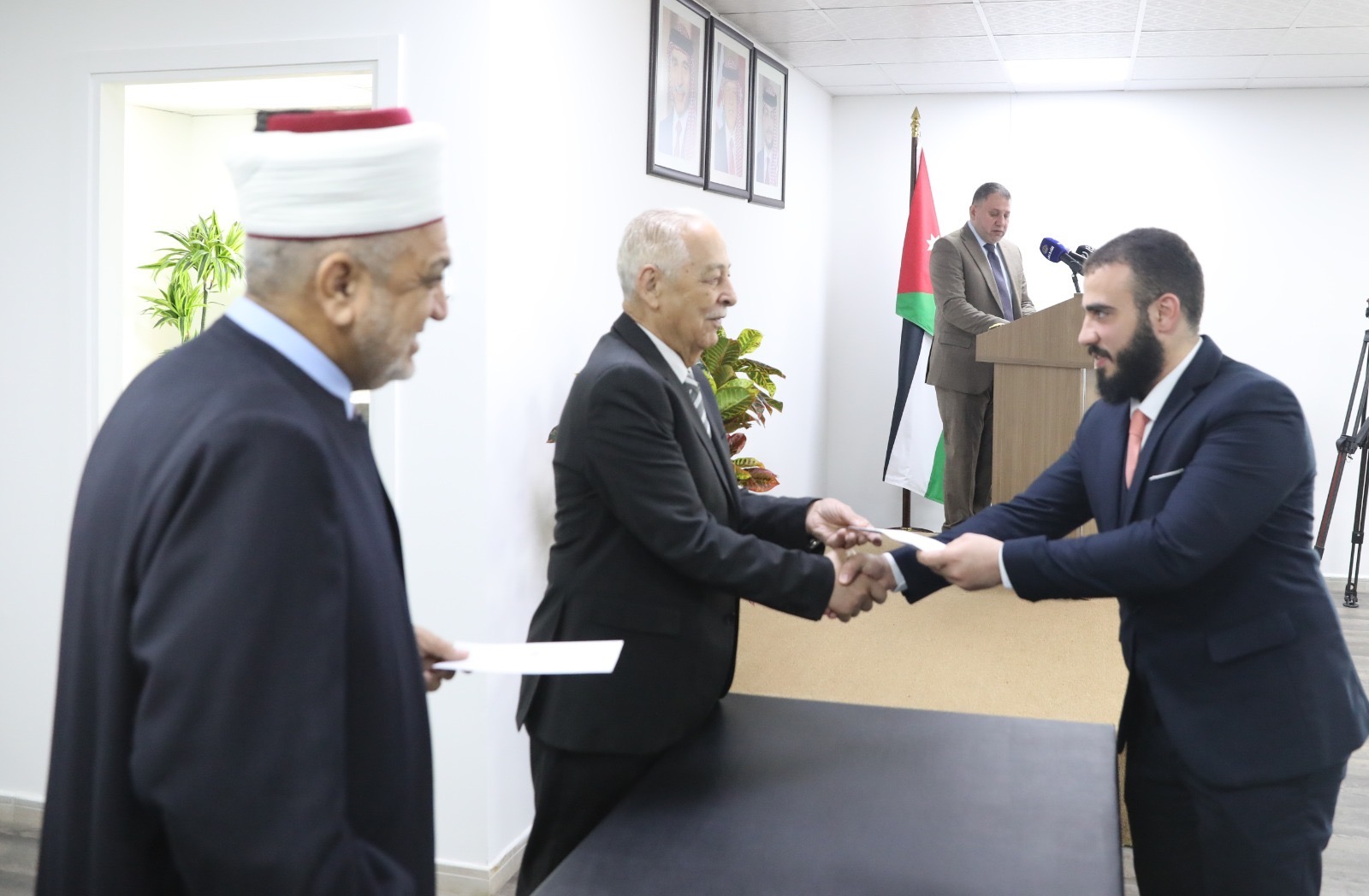 *العيسوي يسلم المكرمة الملكية السنوية لـ 30 إماما وواعظا مقبلين على الزواج*