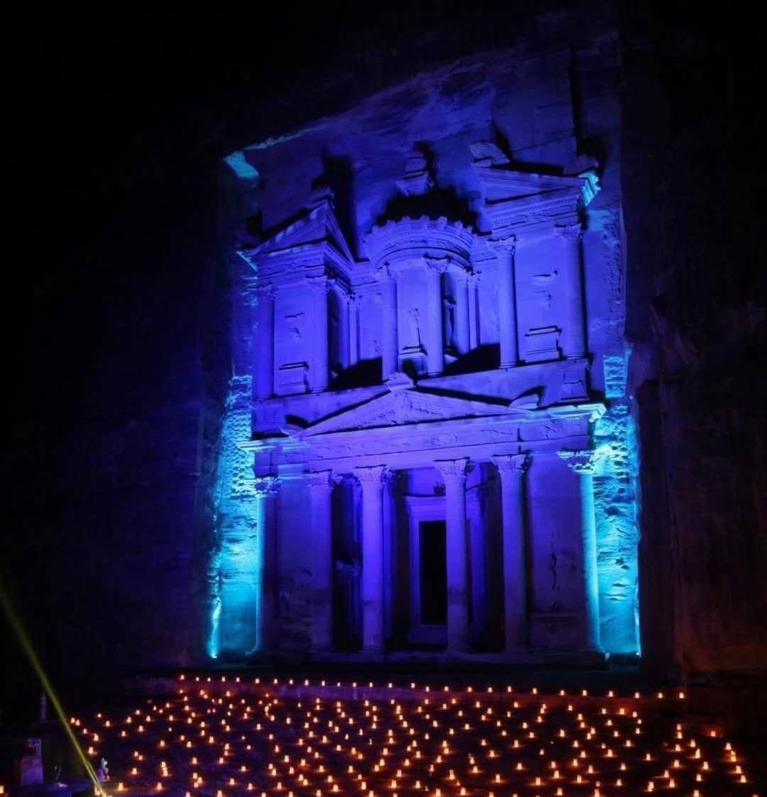 إضاءة الخزنة في البترا بالأزرق تكريماً لضحايا الشرطة