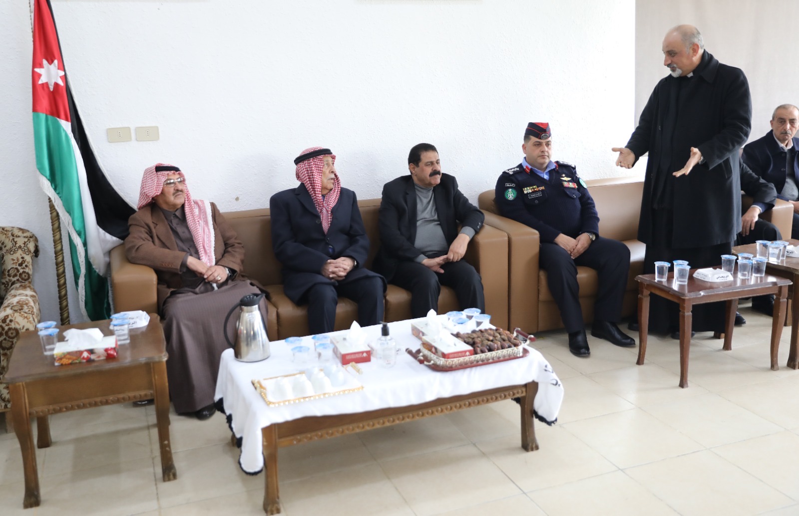 *مندوبا عن الملك وولي العهد...العيسوي يعزي عشيرة أبو دلبوح وآل بدر*