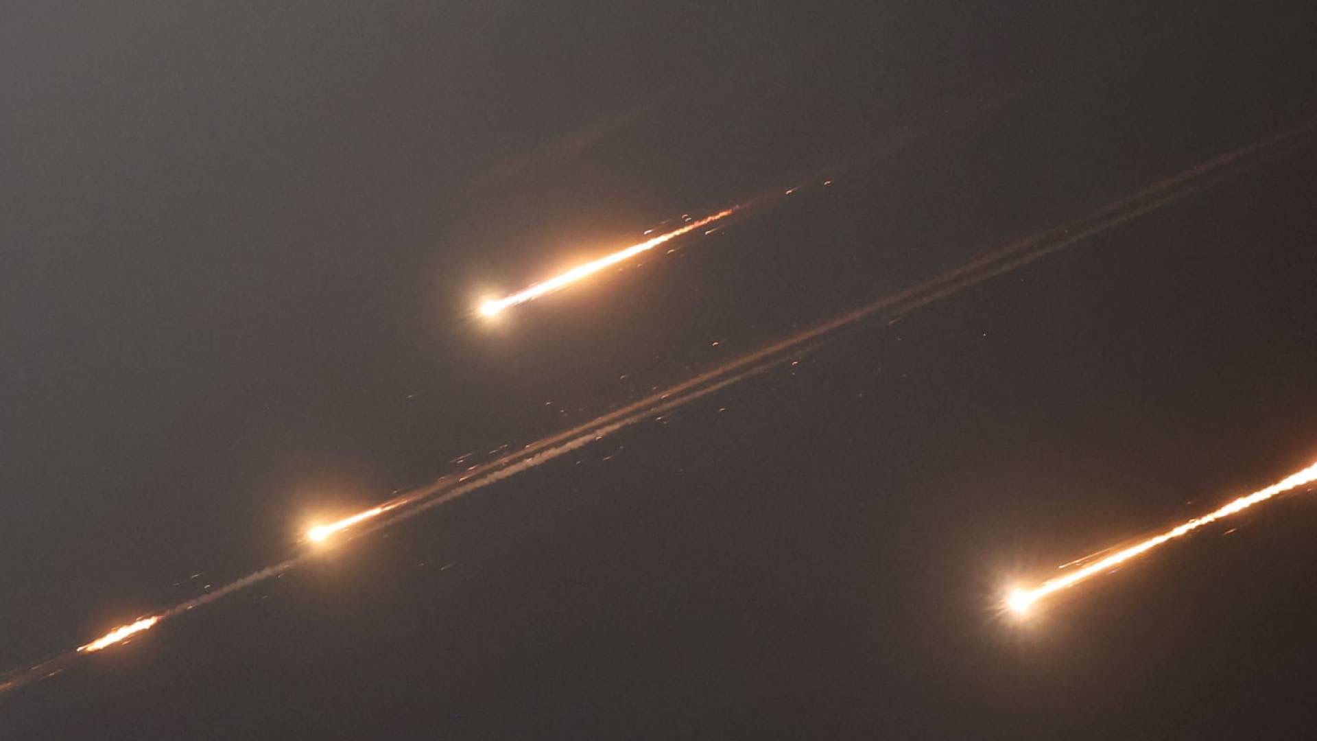 إصابة أم وابنها جراء سقوط شظايا مسيّرة على مبنى في أبوظبي