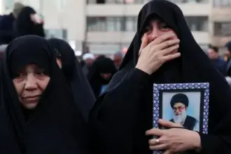 نظرة الوداع.. الإيرانيون يودعون خامنئي في طهران