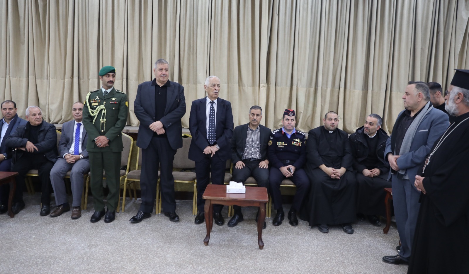 *مندوبا عن الملك وولي العهد.. العيسوي يعزي عشيرة السميرات*