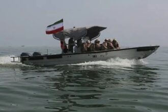 إغلاق مضيق هرمز يهدد سلاسل التوريد العالمية ويزيد أسعار النفط