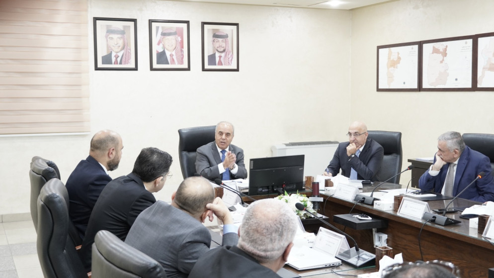 محافظة يستعرض قرارات دعم الجامعات الرسمية