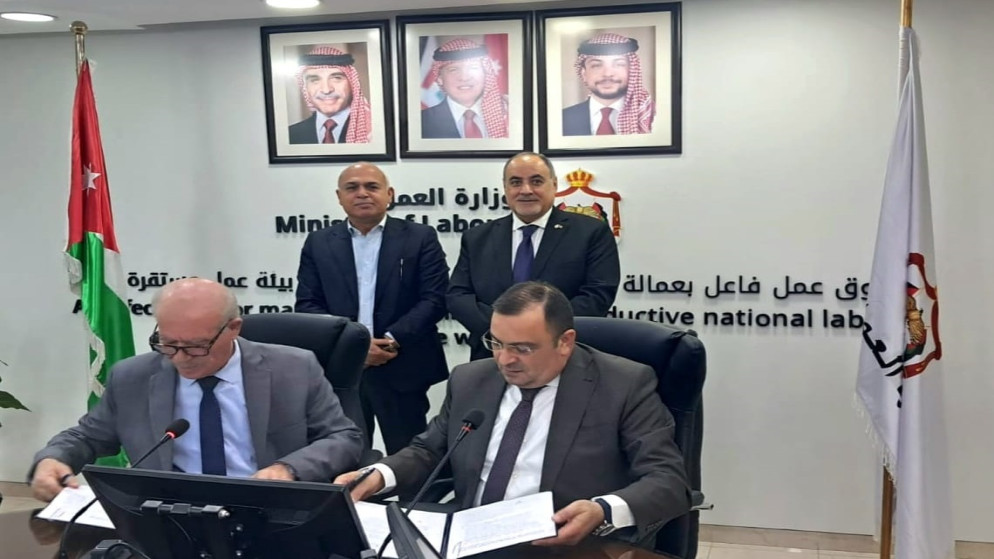 توقيع عقد جماعي لتحسين مزايا 160 عاملاً