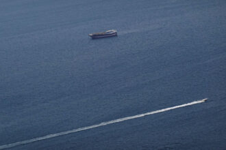 الحرس الثوري الإيراني يستهدف ناقلة نفط في الخليج