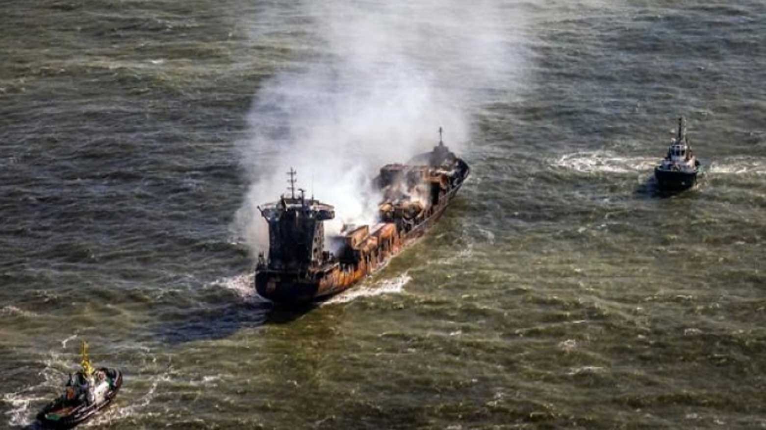 اندلاع حريق بسفينة نقل ألمانية أصيبت بشظايا لا يعرف مصدرها