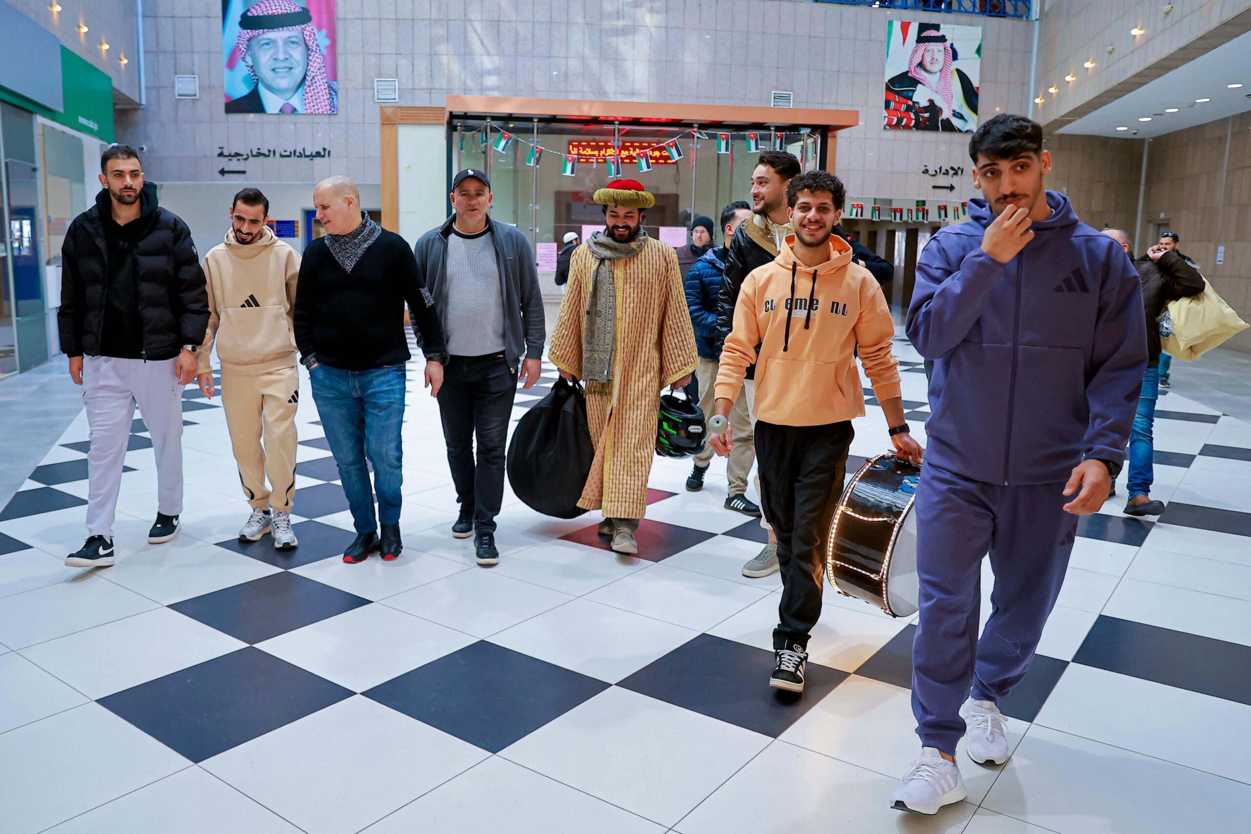 نجوم الرياضة الأردنية يشاركون رابطة اللاعبين في زيارة مرضى قسم الأطفال بمستشفى الأمير حمزة