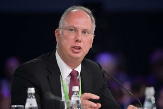 مسؤول روسي يحذّر من اضطرابات عالمية إذا أُغلق مضيق هرمز