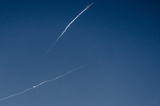 السعودية تعترض صواريخ استهدفت مطار الرياض وقاعدة عسكرية