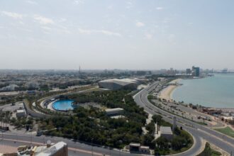 قتيل و32 مصابًا جراء هجمات إيرانية على الكويت