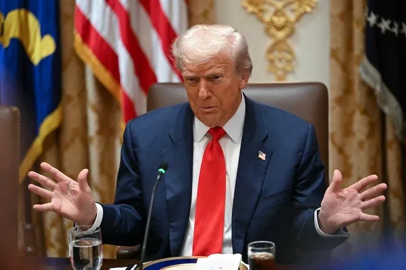 ترامب يتوعد إيران بضربة شديدة القوة الأسبوع المقبل ردا على إغلاق مضيق هرمز