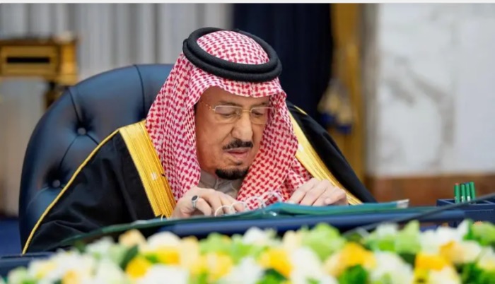 صورة حول : الملك سلمان يوجّه باستضافة العالقين الخليجيين الملك سلمان يوجّه باستضافة العالقين الخليجيين