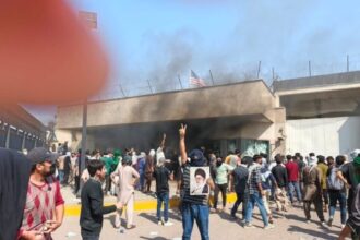 قتلى وجرحى في كراتشي بعد اقتحام محتجين القنصلية الأميركية