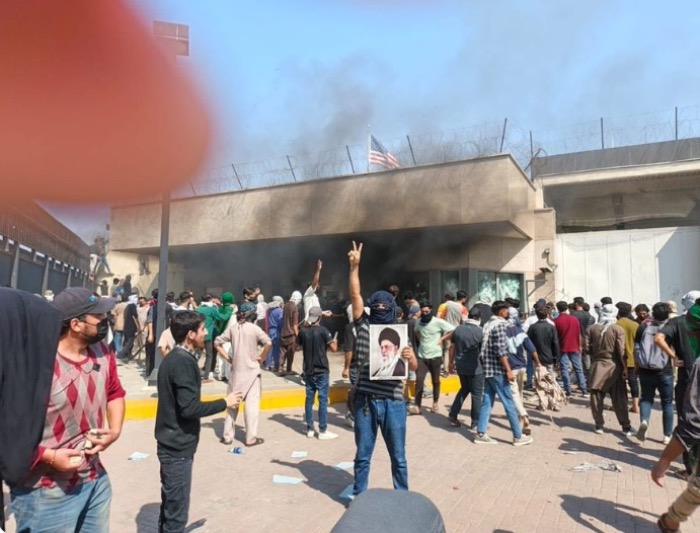 صورة حول : قتلى وجرحى في كراتشي بعد اقتحام محتجين القنصلية الأميركية قتلى وجرحى في كراتشي بعد اقتحام محتجين القنصلية الأميركية