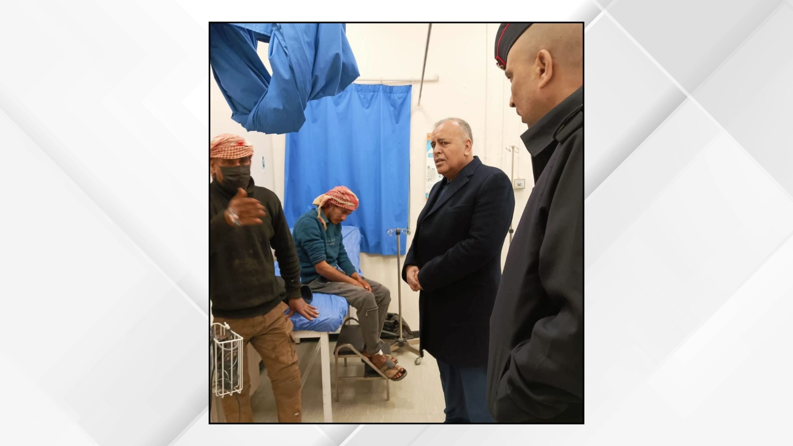 صورة حول : محافظ مادبا يتفقد مصابي سقوط شظايا في ذيبان محافظ مادبا يتفقد مصابي سقوط شظايا في ذيبان