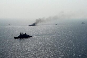 إصابة سفينة بمقذوفين داخل ميناء البحرين وإجلاء طاقمها احترازياً