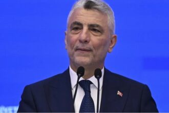 تركيا وإيران تعلّقان عبور الركاب وتُبقيان التجارة مفتوحة