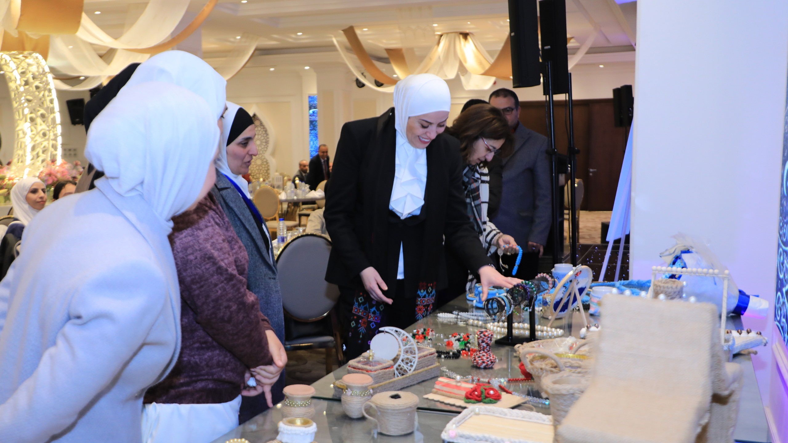وزيرة التنمية الاجتماعية تشارك إفطار رمضان وتفتتح معرض منتجات الفتيات المنتفعات