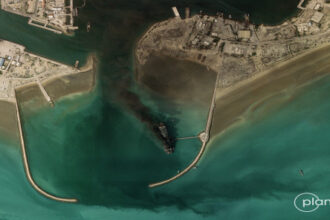 إيران تعلن إغلاق مضيق هرمز وتهدد بإحراق السفن العابرة