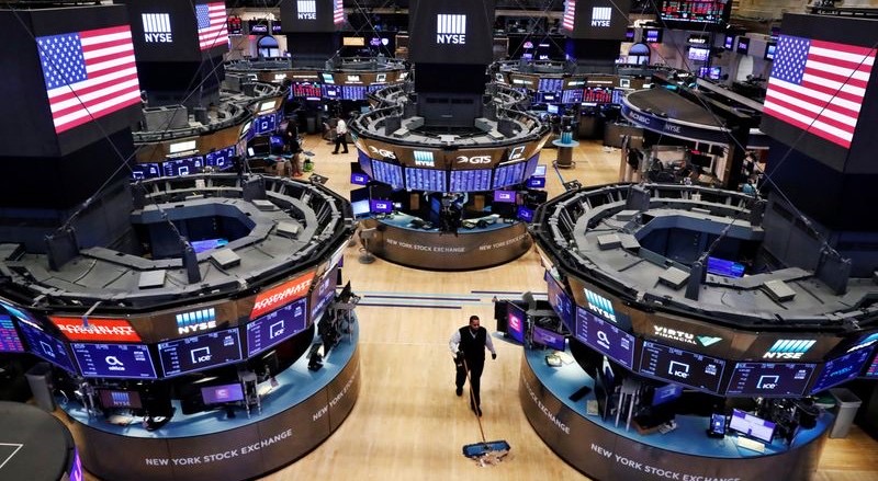 تذبذب وول ستريت قبيل الإغلاق وارتفاع النفط الأميركي إلى 72.58 دولاراً