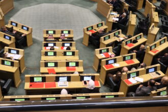 احتجاجات تحت القبة بعد التصويت السريع على “الضمان”… والنواب يلوّحون بالملفات الحمراء