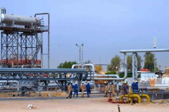العراق يوقف الإنتاج بالكامل في حقل الرميلة النفطي بسبب التوترات الإقليمية