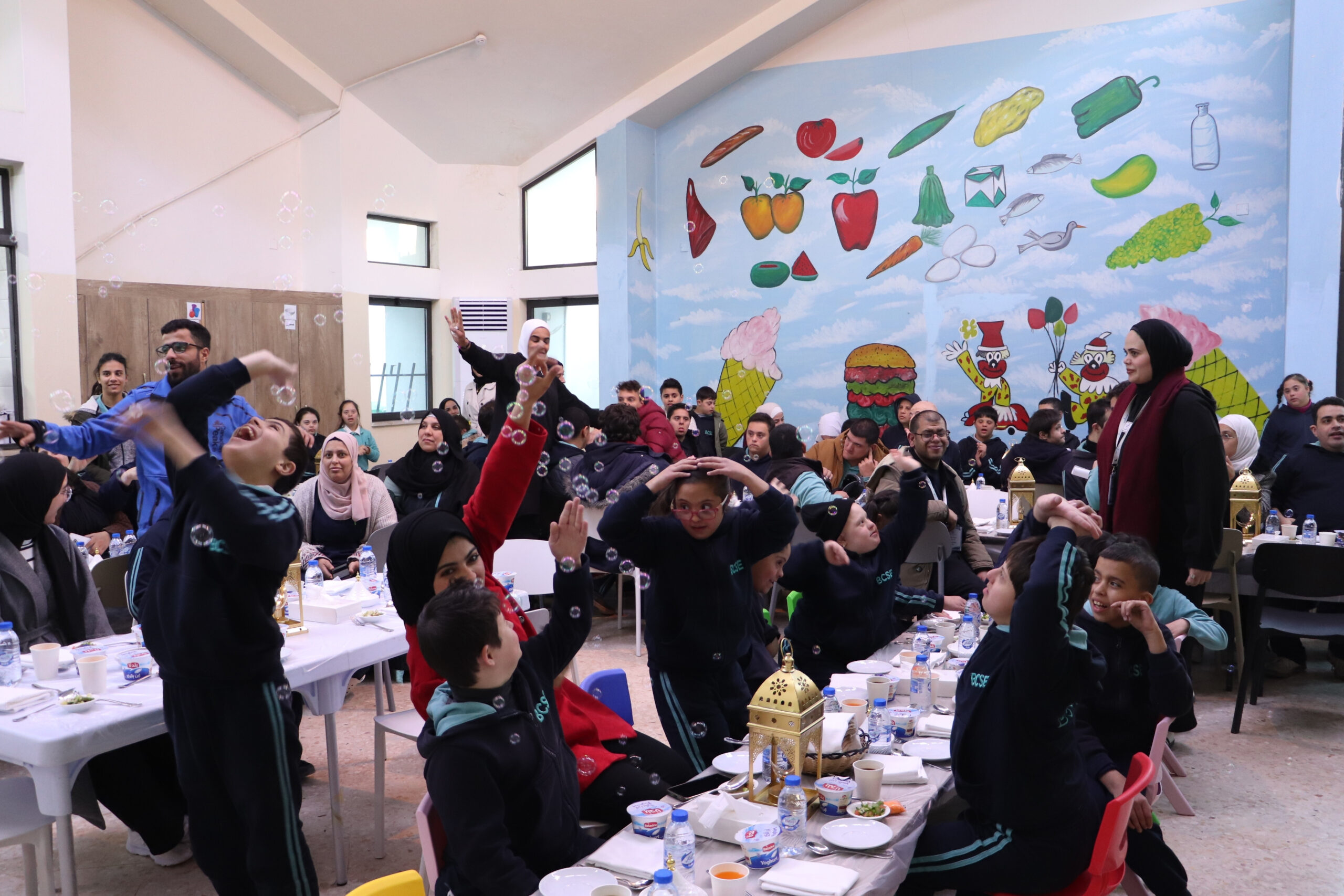 صورة حول : فندق إنتركونتيننتال الأردن والبنك العربي الإسلامي الدولي ينظمان إفطاراً خيرياً لأطفال مركز البنيات للتعليم الخاص فندق إنتركونتيننتال الأردن والبنك العربي الإسلامي الدولي ينظمان إفطاراً خيرياً لأطفال مركز البنيات للتعليم الخاص