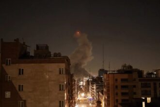 تصعيد غير مسبوق بين إيران وأمريكا وإسرائيل: 1045 قتيلاً وبدء إجلاء رعايا أجانب من المنطقة