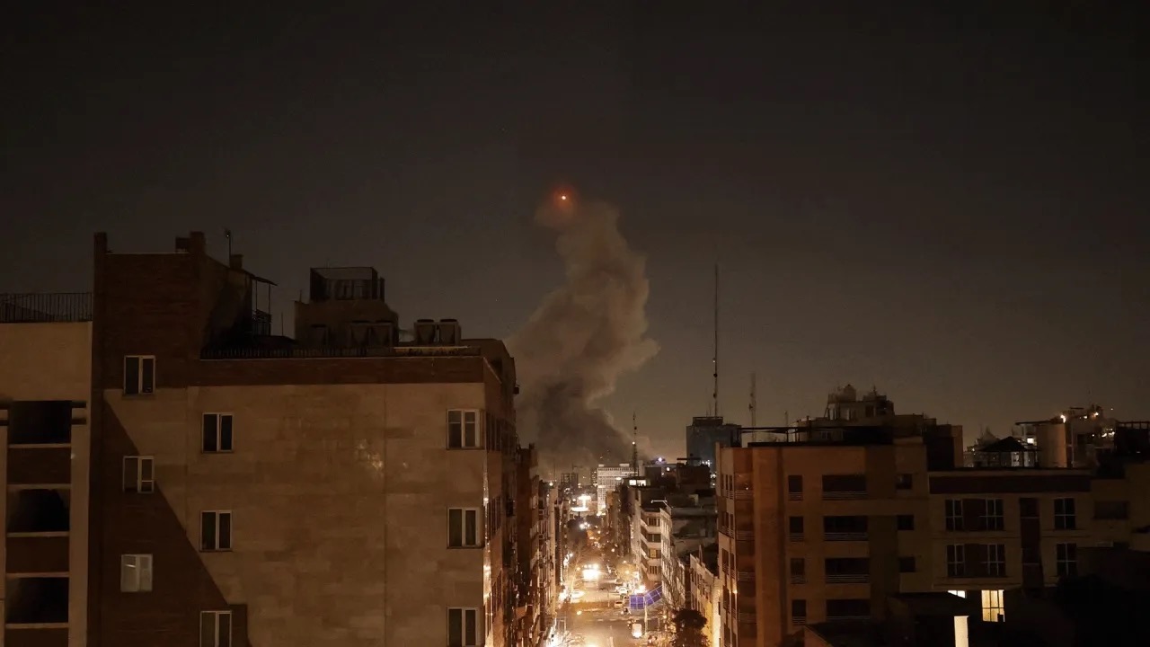 صورة حول : تصعيد غير مسبوق بين إيران وأمريكا وإسرائيل: 1045 قتيلاً وبدء إجلاء رعايا أجانب من المنطقة تصعيد غير مسبوق بين إيران وأمريكا وإسرائيل: 1045 قتيلاً وبدء إجلاء رعايا أجانب من المنطقة