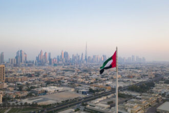 إخماد حريق قرب القنصلية الأميركية في دبي إثر غارة بطائرة مسيّرة