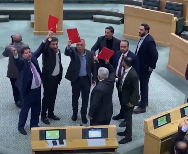 النواب يرفعون الكرت الأحمر بسبب قانون الضمان … هل نشهد أول مذكرة لحجب الثقة عن حكومة حسان؟